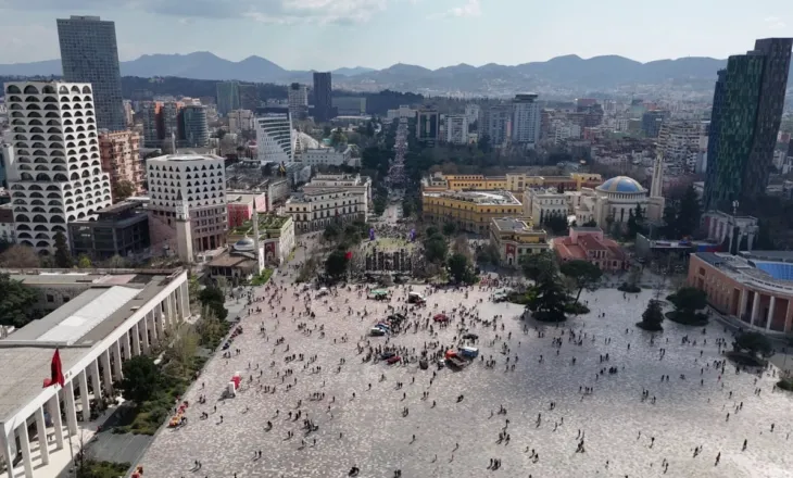Pamje me dron/ Tirana feston Ditën e Verës, qytetarët mbushin rrugët e kryeqytetit