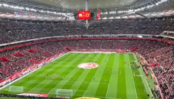 Pamje nga brenda stadiumit, atmosferë elektrizuese pak minuta para fillimit të ndeshjes Poloni-Shqipëri (Video)
