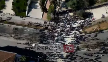 PAMJE NGA DRONI / Protesta jashtë Parlamentit, ja sa qytetarë i janë përgjigjur thirrjes së Berishës