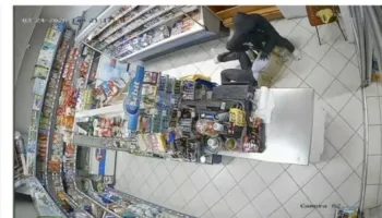 Pamje të pabesueshme të një tentative grabitjeje në Bosnje: Shitësja e dyqanit merr armën dhe ndalon grabitësin