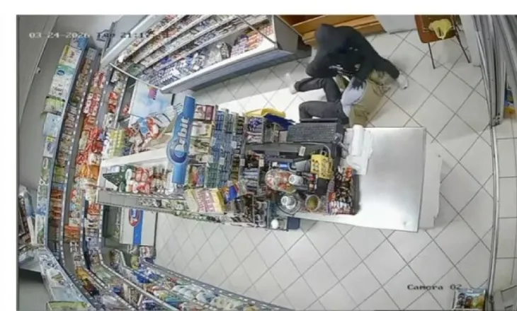 Pamje të pabesueshme të një tentative grabitjeje në Bosnje: Shitësja e dyqanit merr armën dhe ndalon grabitësin