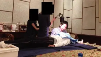 Pamje të rënda nga dosja “Epstein”/ Del fotoja e një kirurgu që operon një vajzë mbi tavolinën e ngrënies!