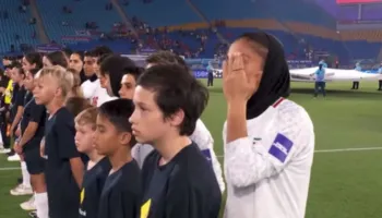 Pamje të rralla/ Lojtaret e Iranit nuk këndojnë himnin e tyre kombëtar, vendosin dorën përpara fytyrës (VIDEO)