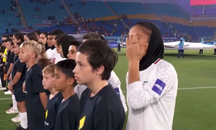 Pamje të rralla/ Lojtaret e Iranit nuk këndojnë himnin e tyre kombëtar, vendosin dorën përpara fytyrës (VIDEO)