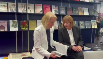 Panairi i Librit në Lajpcig/ Shqipëria prezantohet me temën “Kur historitë na ligjin”, drejtoresha zgjedh librin e Ramës