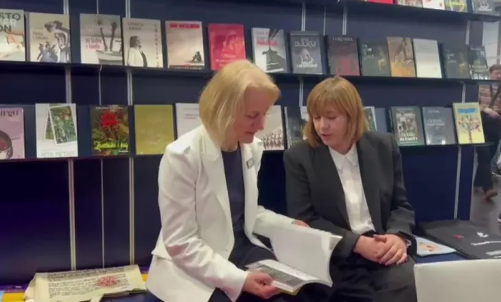 Panairi i Librit në Lajpcig/ Shqipëria prezantohet me temën “Kur historitë na ligjin”, drejtoresha zgjedh librin e Ramës