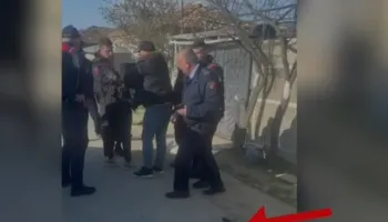 Panik në Maliq! 40-vjeçari qëllon me kallashnikov…i gjenden drogë e municion luftarak në banesë