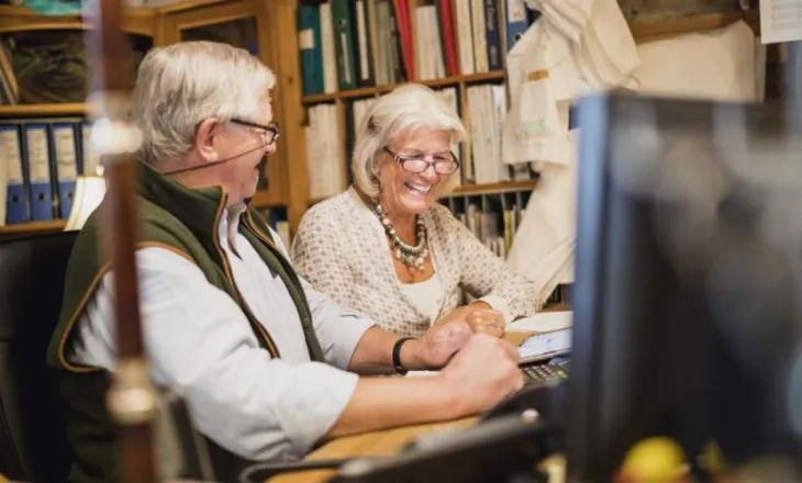 Paradoksi shqiptar/ Të moshuarit punojnë, të rinjtë largohen masivisht