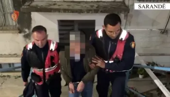 Parandalohet ngjarja kriminale në Sarandë/ 62-vjeçari futet në banesën e fqinjëve dhe i kërcënon me armë, ndërhyn policia