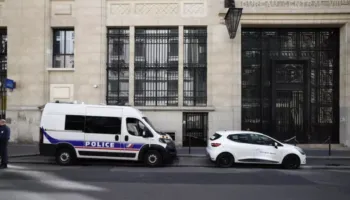 Parandalohet sulmi me bombë në dyer e një banke në Paris, policia kap autorin teksa bënte gati aktivizimin e saj