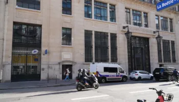 Parandalohet sulmi me bombë pranë Bankës Amerikane në Paris, policia vë në pranga një person, një tjetër në kërkim