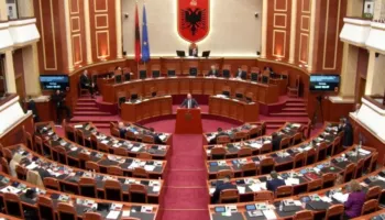 “Parlamenti bosh”, ironizon Erion Braçe: Kjo është e papranueshme, flasim për arsimin por mungon vetë ministrja