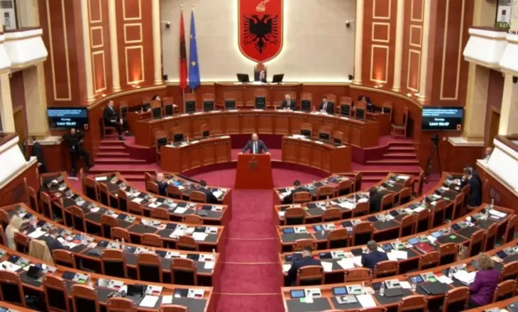 “Parlamenti bosh”, ironizon Erion Braçe: Kjo është e papranueshme, flasim për arsimin por mungon vetë ministrja