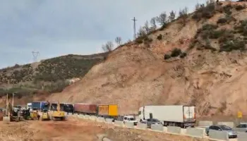 Pas 11 ditësh bllokim, hapet aksi Librazhd-Përrenjas, nis qarkullimi i mjeteve drejt Jug-Lindjes