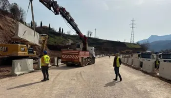 Pas 11 ditësh bllokim, hapet aksi Librazhd-Përrenjas, nis qarkullimi i mjeteve drejt JugLindjes