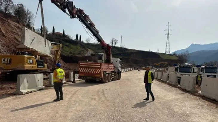 Pas 11 ditësh bllokim, hapet aksi Librazhd-Përrenjas, nis qarkullimi i mjeteve drejt JugLindjes