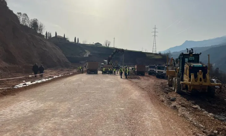 Pas 11 ditësh bllokim, hapet aksi rrugor Librazhd – Prrenjas