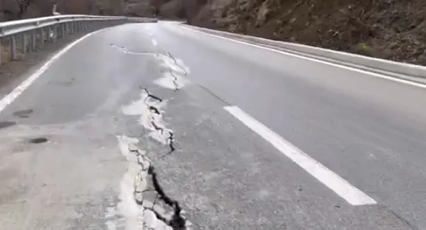 Pas bllokimit të aksit Prrenjas–Librazhd, dëmtohet rruga alternative Maliq–Lozhan