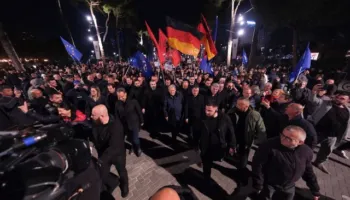 Pas Kryeministrisë protestuesit i drejtohen Bashkisë së Tiranës