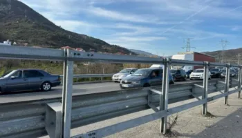 Pas rihapjes së aksit/ Radhë kilometrike makinash drejt Pogradecit e Korçës