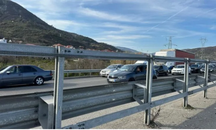 Pas rihapjes së aksit/ Radhë kilometrike makinash drejt Pogradecit e Korçës