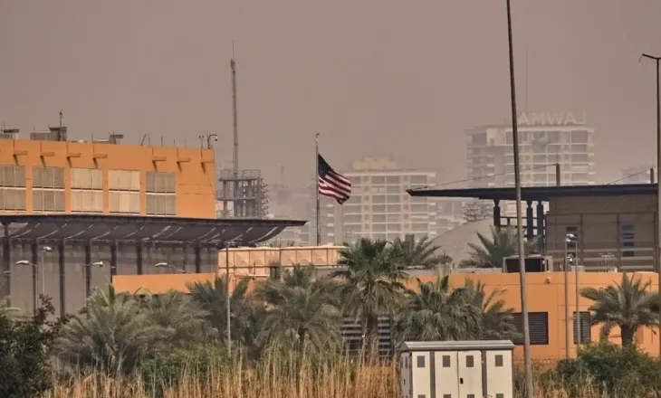 Pas sulmit me raketë, Ambasada e SHBA-ve në Bagdad kërkon largimin e amerikanëve nga Iraku