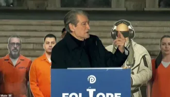 Pas zjarrit te vila e ish-diktatorit, Berisha nuk shkon në seancë, mesazhe Ramës poshtë zyrës së tij: Vendi po hyn në fazë kritike