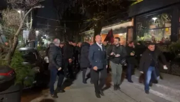 Pati probleme me frymëmarrjen dhe sytë, Berisha i rikthehet protestës pas pauzës disa-minutëshe pranë shtëpisë së tij