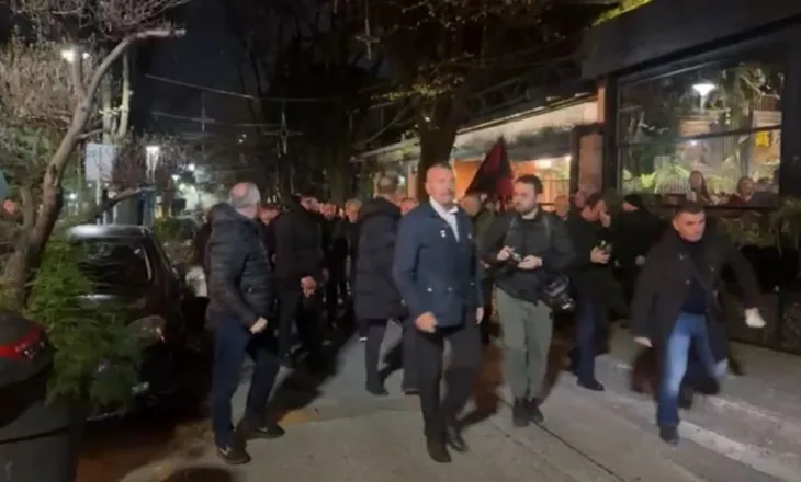 Pati probleme me frymëmarrjen dhe sytë, Berisha i rikthehet protestës pas pauzës disa-minutëshe pranë shtëpisë së tij