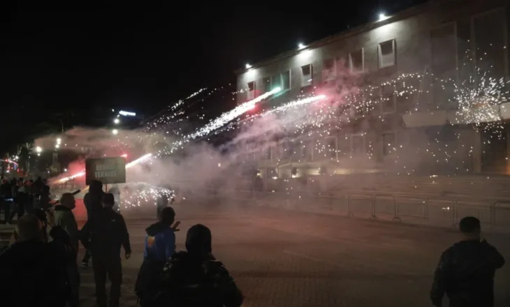 PD 3 orë protestë me tensione/ Hedhja e molotovëve dhe fishekzjarrëve, 15 persona të arrestuar në kryeqytet, nis procedimi penal për Klevis Balliun