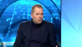 “PD bën sikur do të fitojë, PS gjoja qeveris”/ Kulluri ‘godet’, partitë: Njëri thotë jemi kambëza, tjetri kambalecë