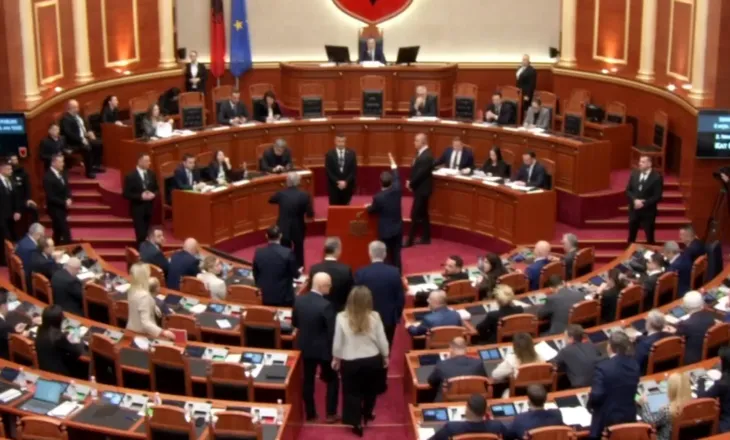 PD bllokon foltoren, Kuvendi miraton ndryshimet në qeveri