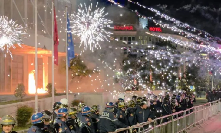 ‘PD kundër mbrojtjes së Ballukut’/ Radio Europa e Lirë: Policia sulmoi Berishën dhe protestuesit me gaz dhe ujë