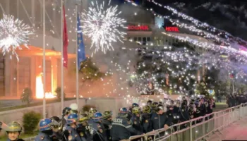 PD kundër mbrojtjes së Ballukut’/ REL jehonë protestës së opozitës: Policia sulmoi Berishën dhe protestuesit…