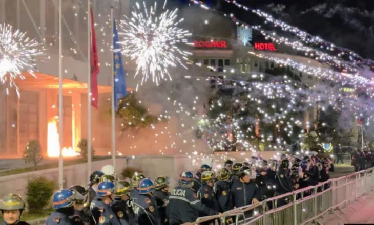 PD kundër mbrojtjes së Ballukut’/ REL jehonë protestës së opozitës: Policia sulmoi Berishën dhe protestuesit…