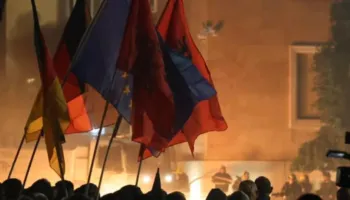 PD me molotovë ndaj institucioneve, reagon Balla: I hedhin me flamujt e BE dhe gjermanë në duar