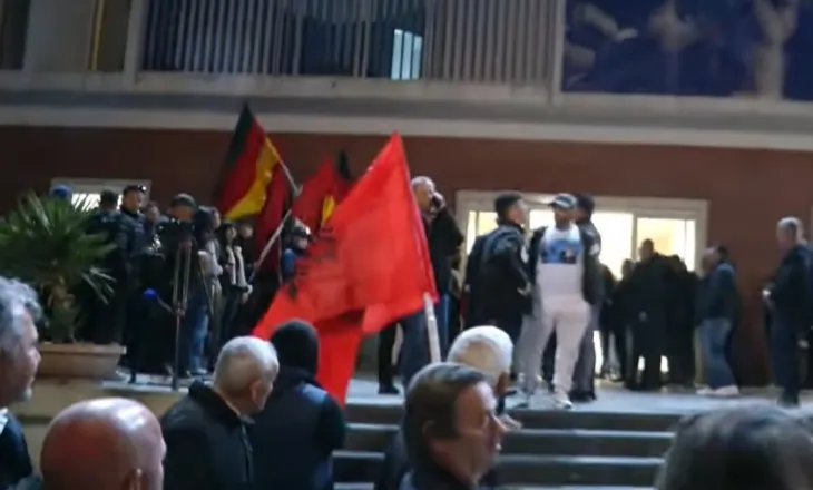 PD në protestë me flamurin gjerman, reagon Ambasada: Dënojmë dhunën, partitë të distancohen