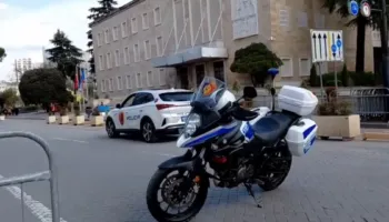 PD protestë pa fjalime/ Mungon podium në shesh, blindohet Kryeministria