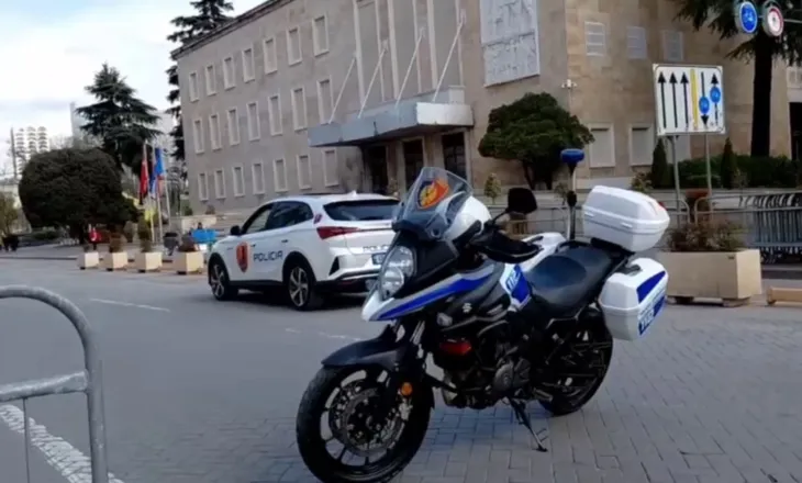 PD protestë pa fjalime/ Mungon podium në shesh, blindohet Kryeministria