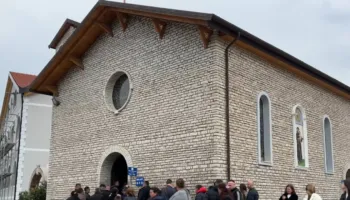 Pelegrinazhi në Kishën e Laçit/ Nisi sot dhe zgjat deri më 13 qershor, besimtarët luten për përfundimin e luftërave