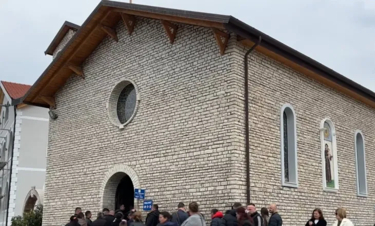 Pelegrinazhi në Kishën e Laçit/ Nisi sot dhe zgjat deri më 13 qershor, besimtarët luten për përfundimin e luftërave