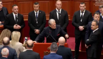 Peleshi i mbylli mikrofonin, Berisha futet ‘live’ në Facebook dhe mban fjalim: Koha juaj ka marrë fund