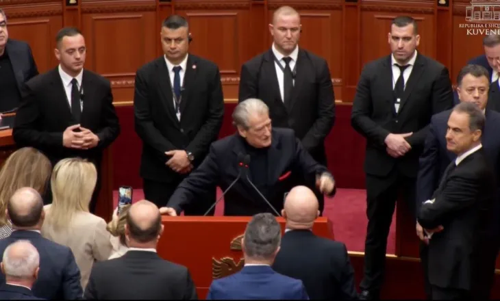 Peleshi i mbylli mikrofonin, Berisha futet ‘live’ në Facebook dhe mban fjalim: Koha juaj ka marrë fund