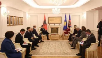 Peleshi vizitë zyrtare në Prishtinë, takime me Osmanin, Kurtin dhe Haxhiun, në fokus bashkëpunimin mes dy vendeve
