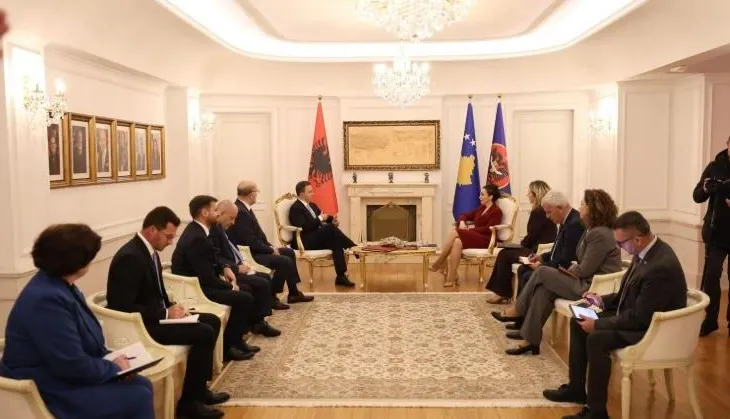 Peleshi vizitë zyrtare në Prishtinë, takime me Osmanin, Kurtin dhe Haxhiun, në fokus bashkëpunimin mes dy vendeve