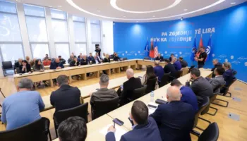 Përçarje në Partinë Demokratike/ Përleshje në selinë e PD, ndërhyn urgjentisht Berisha