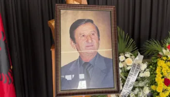 Përcillet në banesën e fundit parodisti Mane Lumani, familjarët dhe kolegët i japin lamtumirën