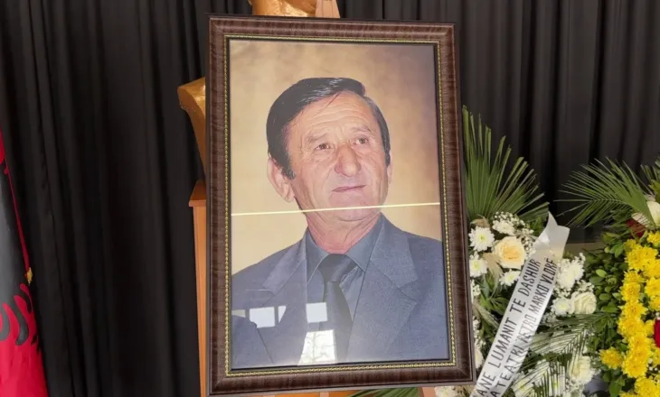 Përcillet në banesën e fundit parodisti Mane Lumani, familjarët dhe kolegët i japin lamtumirën