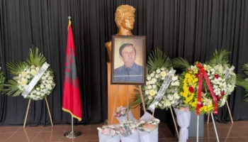 Përcillet në banesën e fundit parodisti Mane Lumani/ Familjarët, miqtë dhe kolegët i japin lamtumirën e fundit