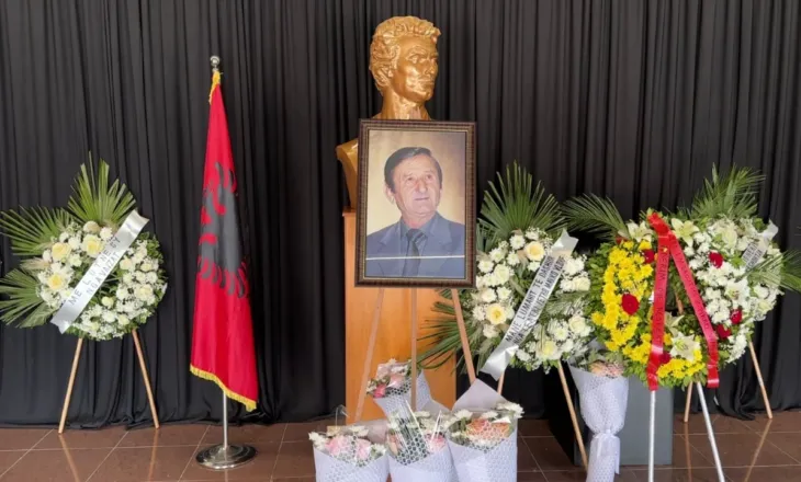 Përcillet në banesën e fundit parodisti Mane Lumani/ Familjarët, miqtë dhe kolegët i japin lamtumirën e fundit